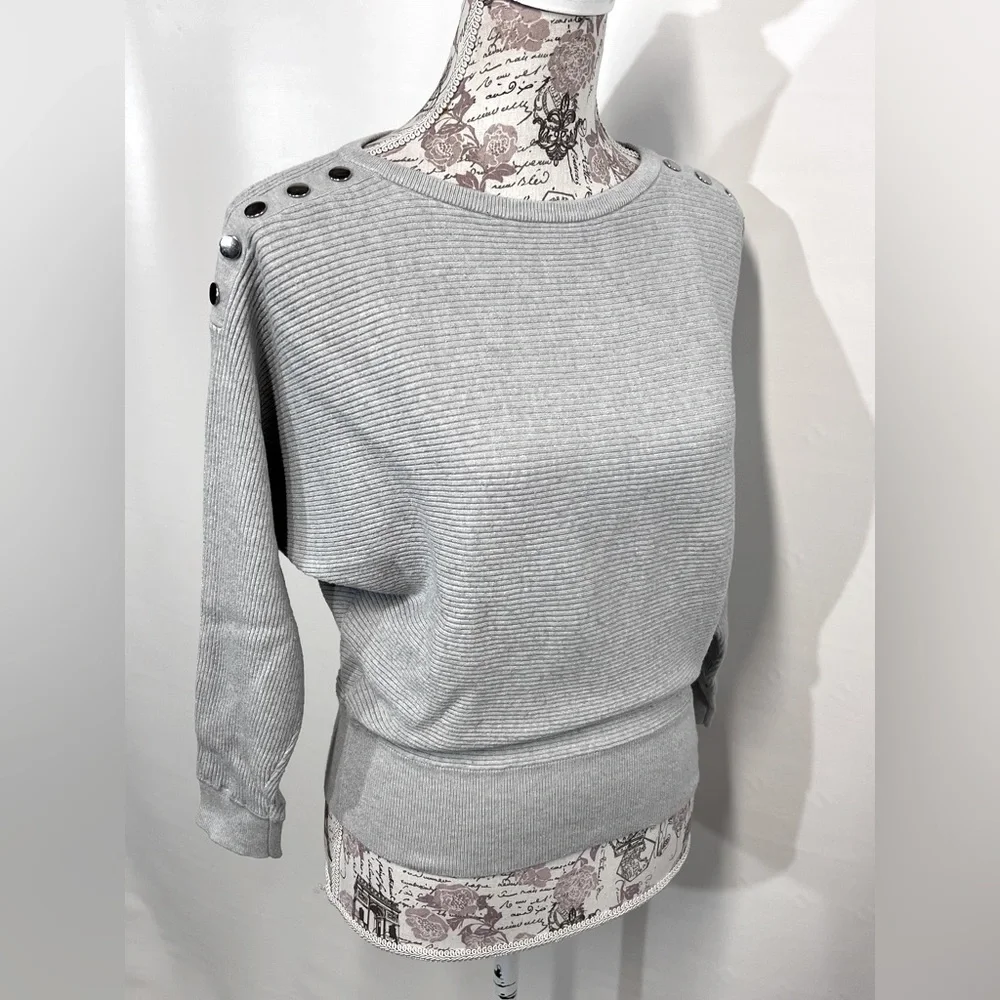 🛍️CARMEN MARC VALVO Light gray bat wing sweater‎ size S.
